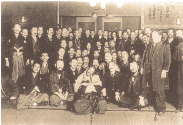2-8、照片：孫中山在東京松本樓與日本“日華同志懇親會”的會員會晤并合影.jpg