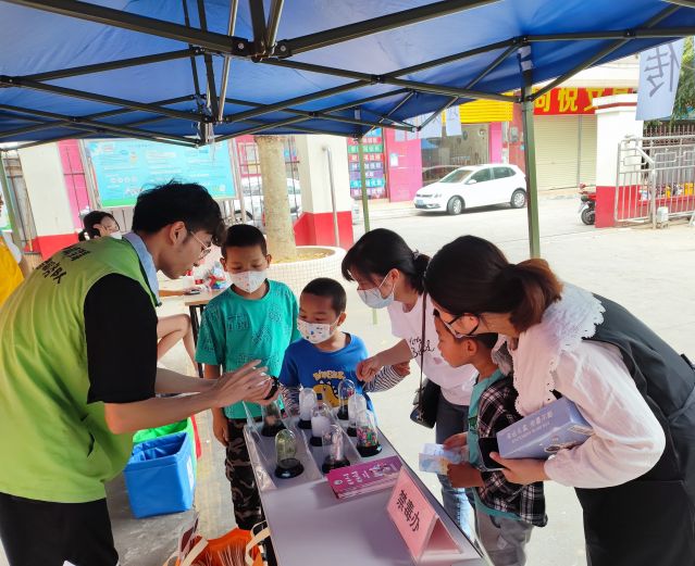 三鄉(xiāng)鎮(zhèn)開(kāi)展“親子游園樂(lè)融融，大手小手齊禁毒“宣傳活動(dòng)圖片3.jpg